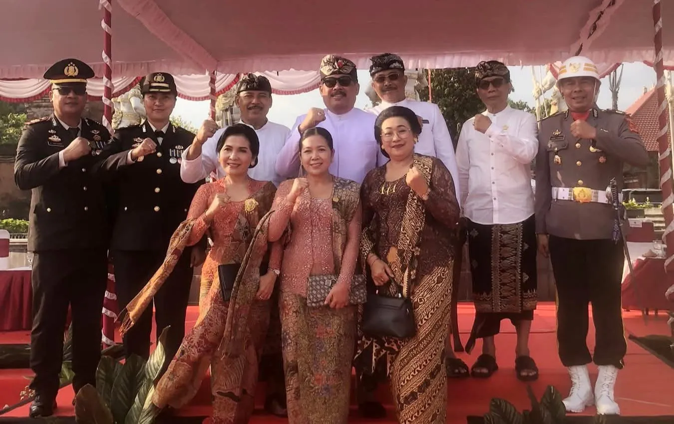 Ir. I Made Budiasa Hadiri Upacara Penurunan Bendera Merah Putih HUT ke-80 RI di Gianyar