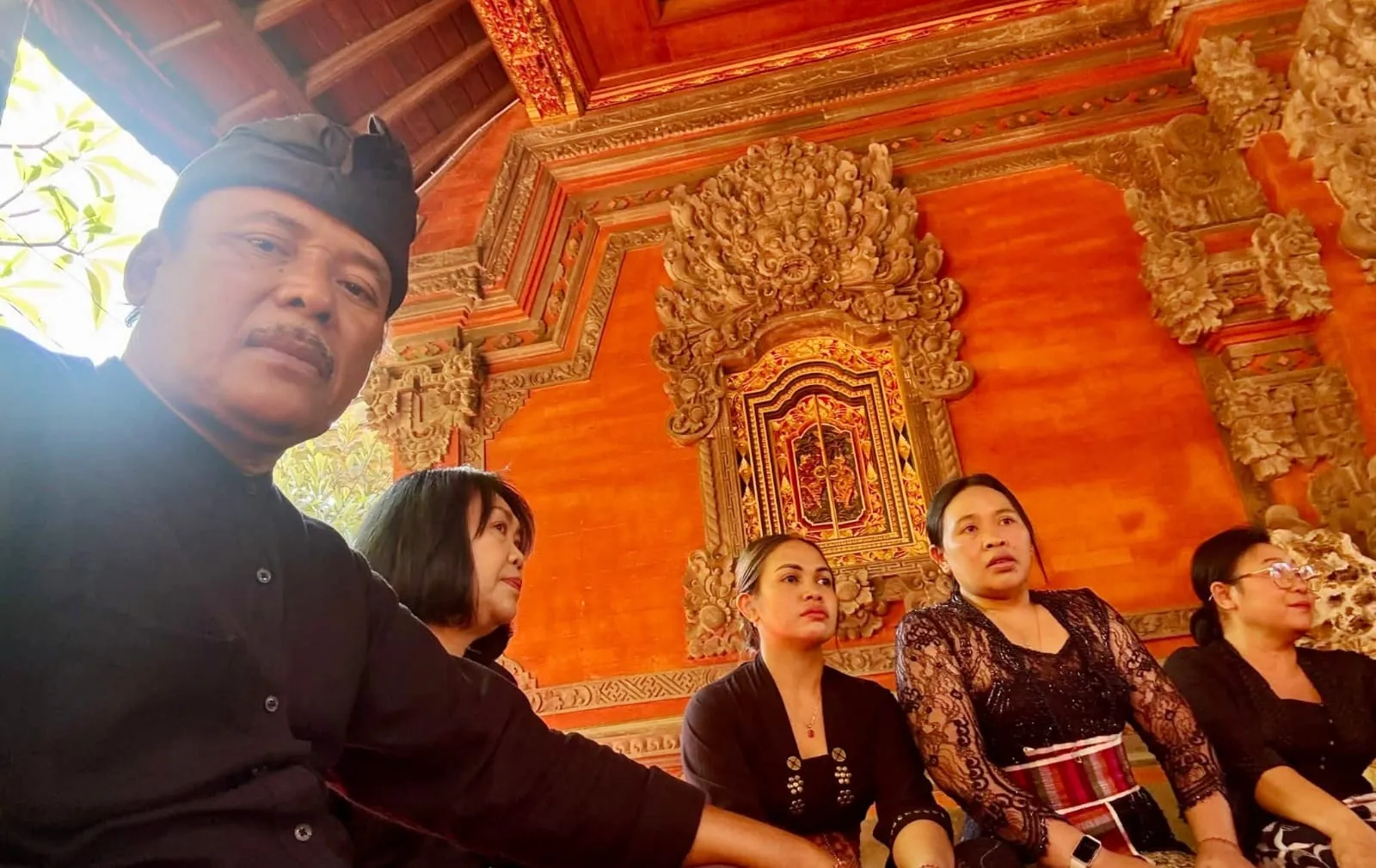 Masyarakat Gianyar Berduka, I Made Budiasa Bersama Bupati dan DPRD Melayat ke Rumah Duka Almarhum Gusti Ngurah Yasa